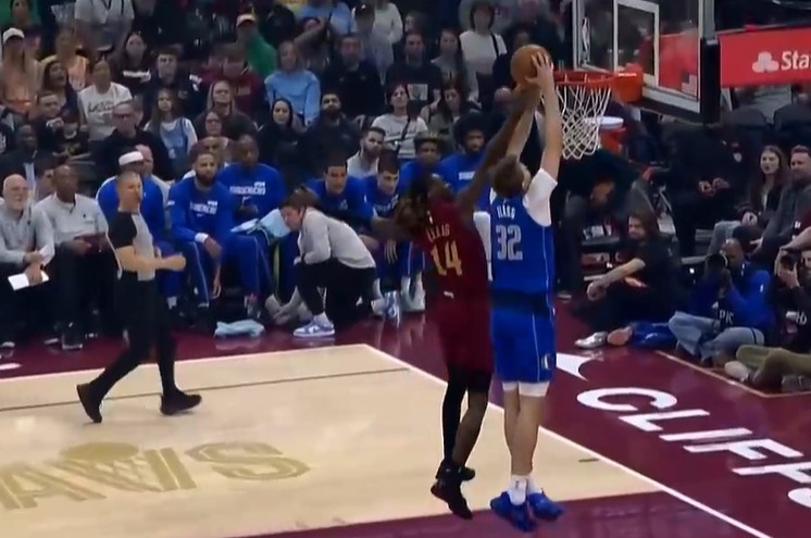 旺财28-弗拉格快下试图扣篮被犯规依然2+0 防守悍将埃利斯开场1分多钟2犯